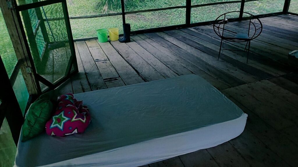 Quiet resting space in an Amazonian retreat, reflecting preparation, rest, and mental calm before or after an ayahuasca ceremony.